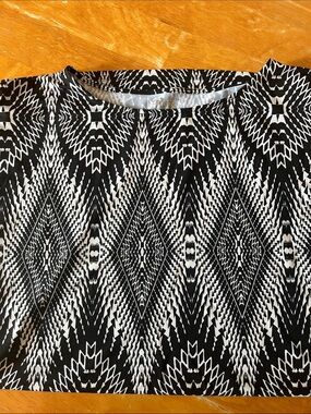 Black & White Geometric Tunic Top - Women